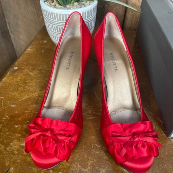 Vigotti Red Satin Pump -- Size 6 Narrow - Picture 3 of 11